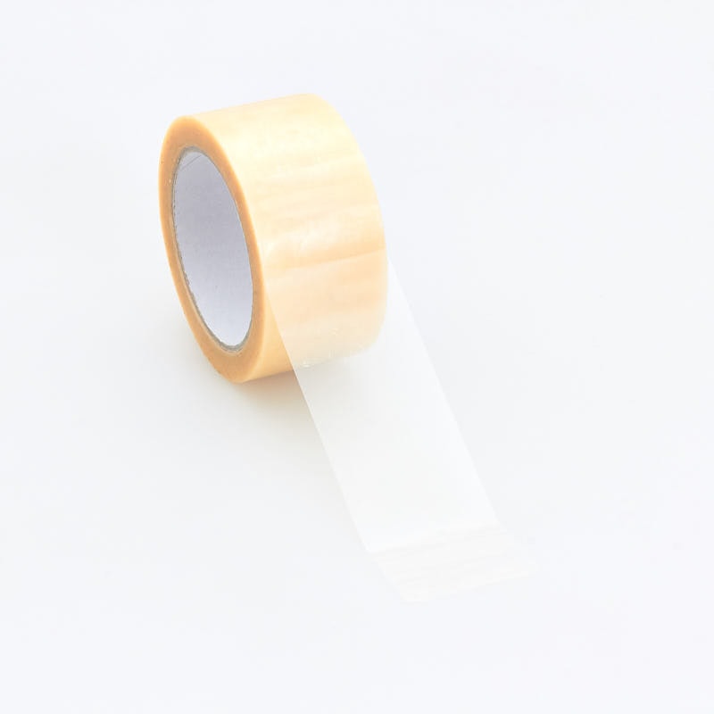 Nastro adesivo neutro con film in polivinilcloruro (PVC) ed adesivo a base di gomma naturale adatto a tutti gli usi tradizionali.